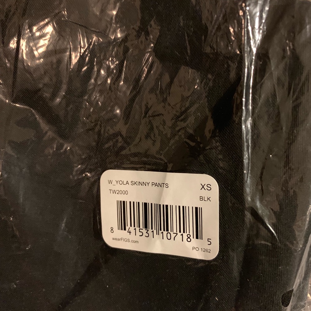 FIGS scrubs- Yola regular size in Black-NEW!